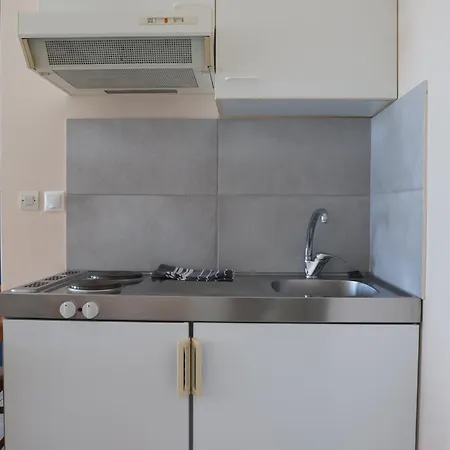 阿多斯一室公寓 *